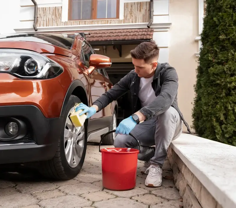 Lavage auto à domicile Cherveix-Cubas : professionnel intervenant sur un véhicule